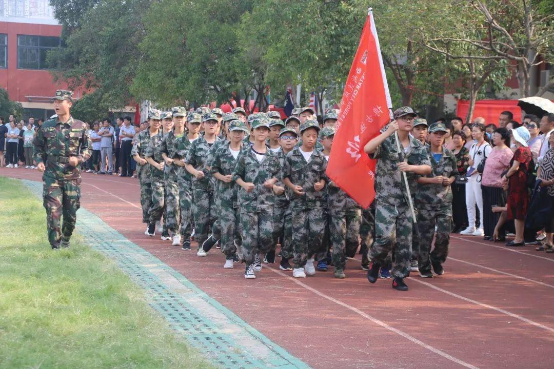 西斯达城市森林学校隆重举行2019级新生自觉学习及军事训练闭营仪式