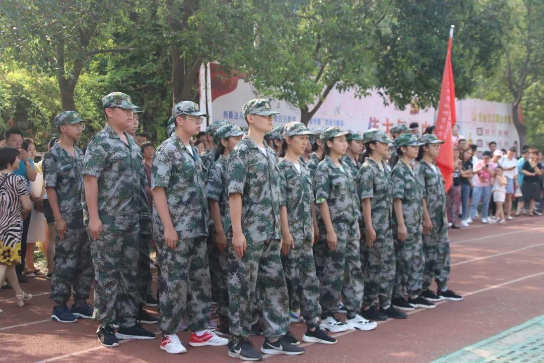 西斯达城市森林学校隆重举行2019级新生自觉学习及军事训练闭营仪式