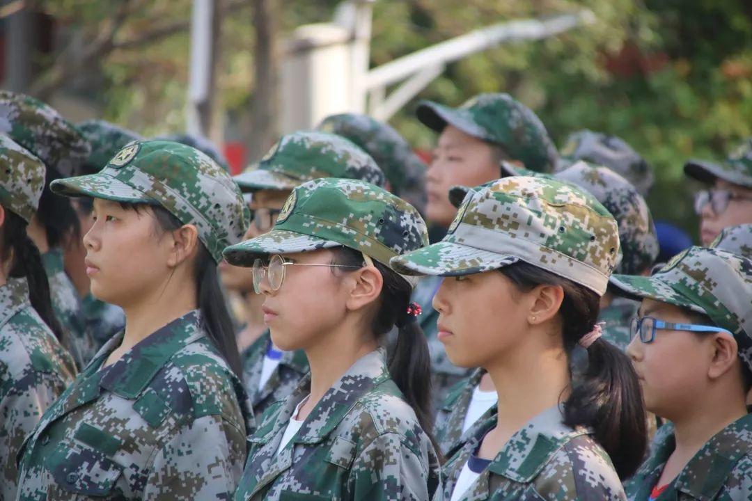 西斯达城市森林学校隆重举行2019级新生自觉学习及军事训练闭营仪式