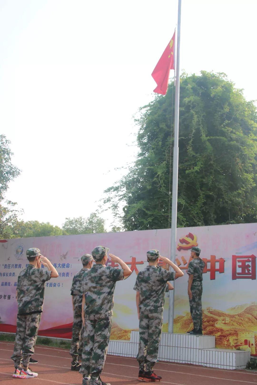 西斯达城市森林学校隆重举行2019级新生自觉学习及军事训练闭营仪式