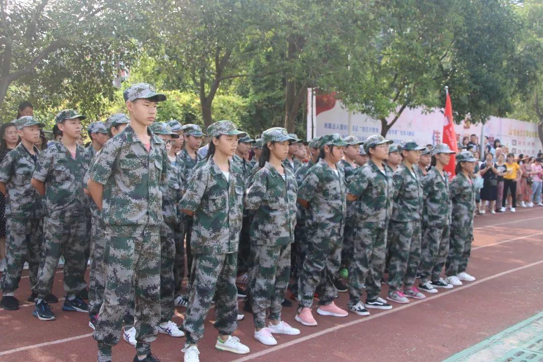 西斯达城市森林学校隆重举行2019级新生自觉学习及军事训练闭营仪式