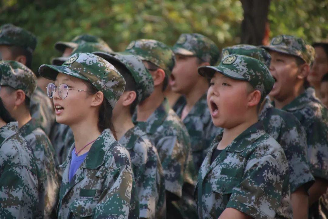 西斯达城市森林学校隆重举行2019级新生自觉学习及军事训练闭营仪式