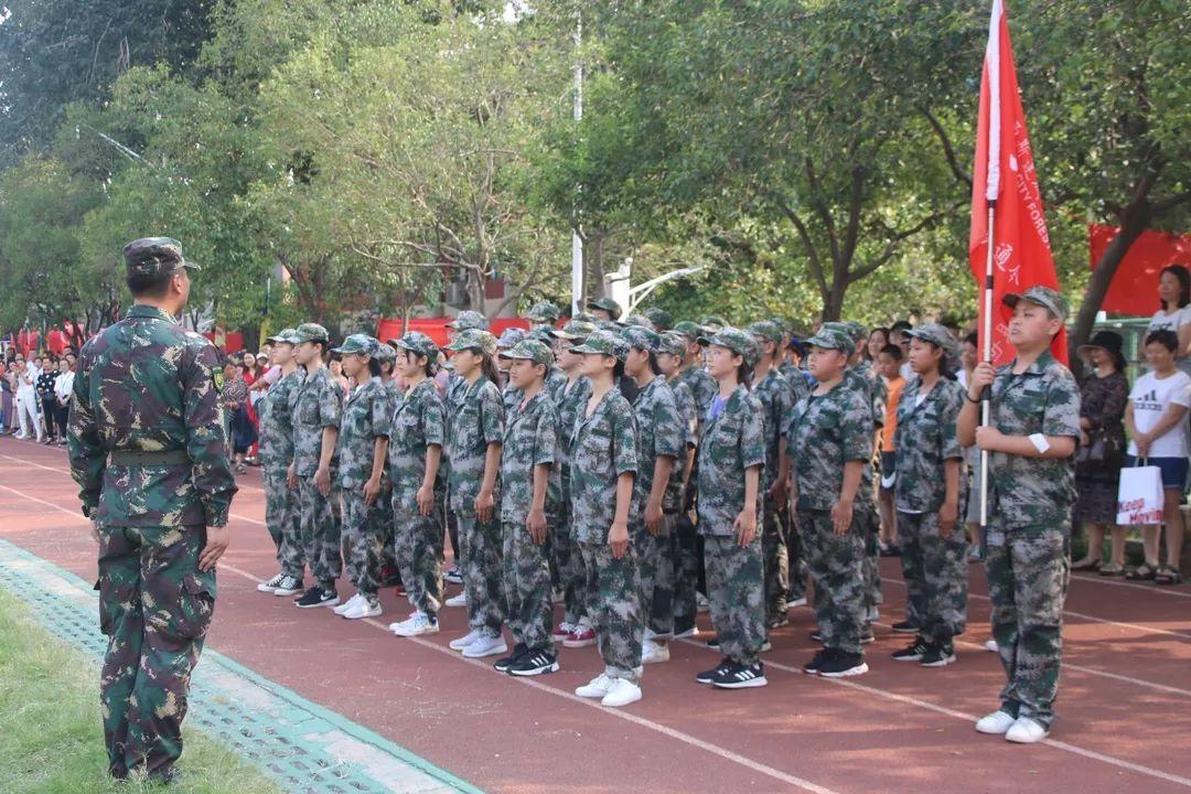 西斯达城市森林学校隆重举行2019级新生自觉学习及军事训练闭营仪式