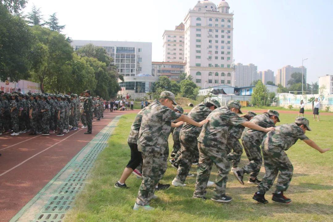 西斯达城市森林学校隆重举行2019级新生自觉学习及军事训练闭营仪式