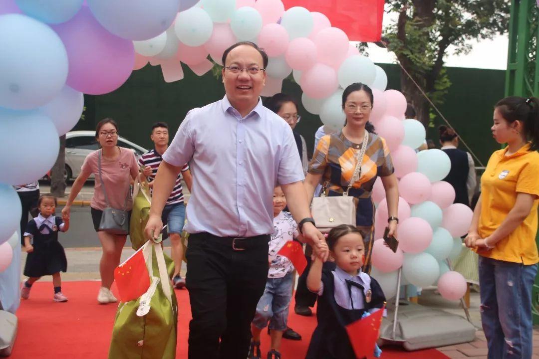 我和国旗同框，庆祖国70华诞——西斯达大树幼儿园隆重举行开学典礼