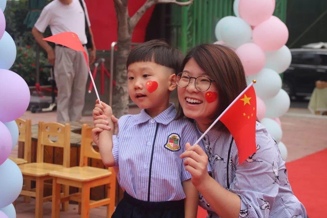 我和国旗同框，庆祖国70华诞——西斯达大树幼儿园隆重举行开学典礼