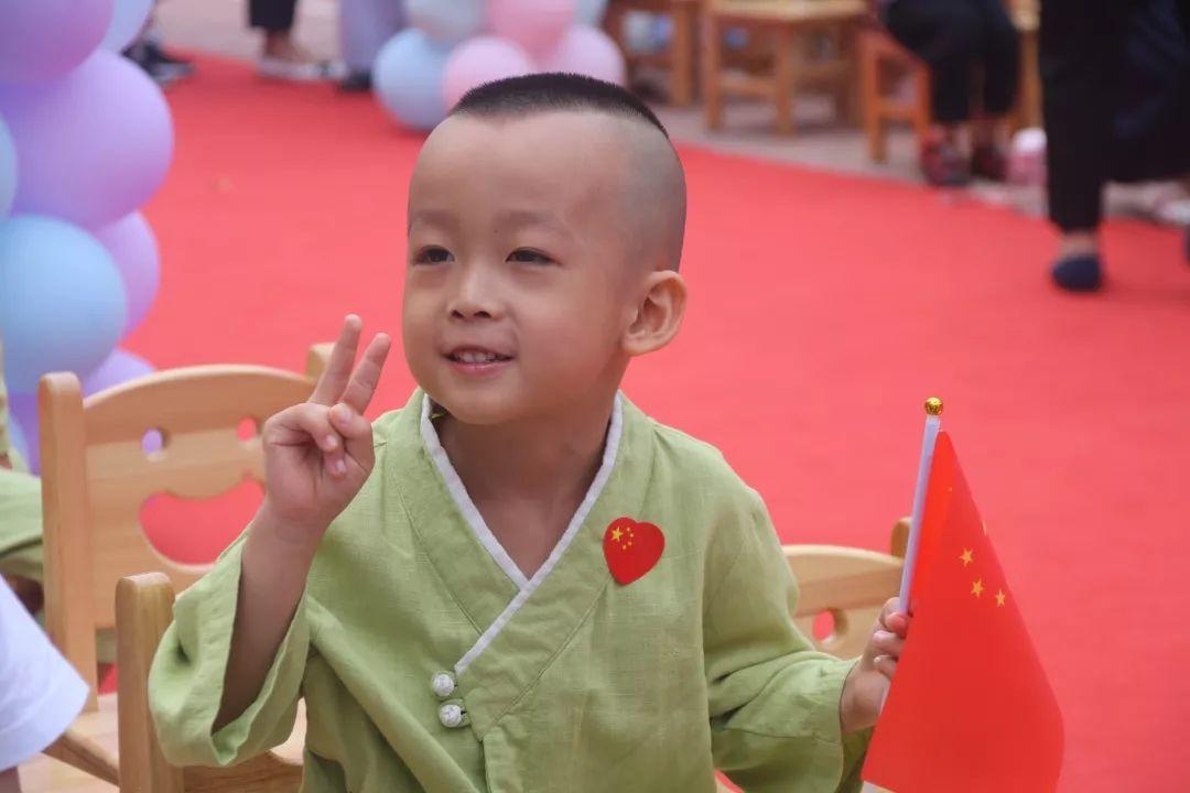 我和国旗同框，庆祖国70华诞——西斯达大树幼儿园隆重举行开学典礼