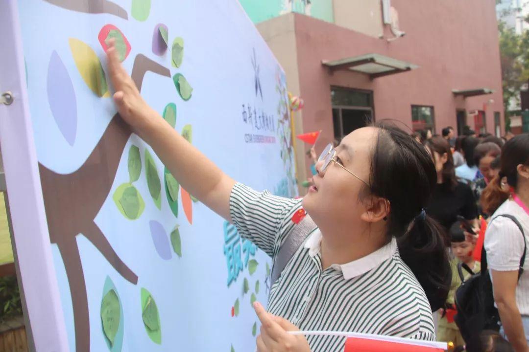 我和国旗同框，庆祖国70华诞——西斯达大树幼儿园隆重举行开学典礼