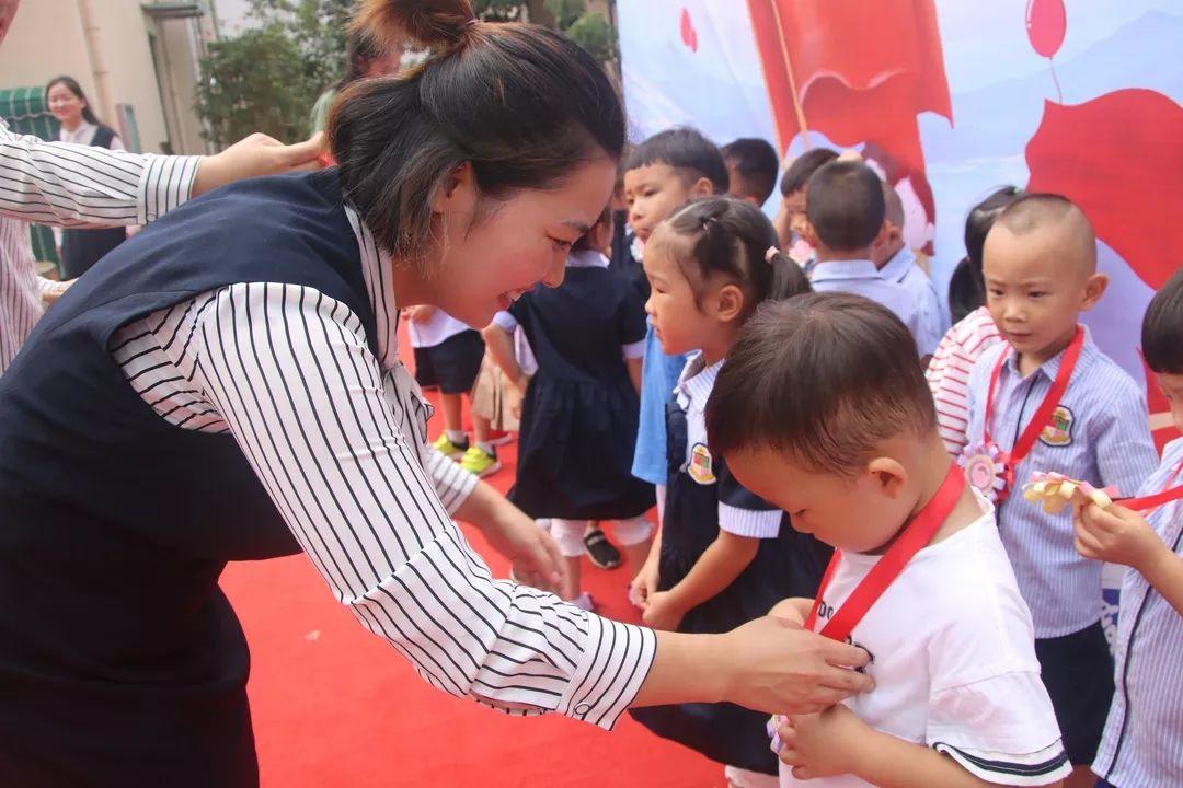 我和国旗同框,庆祖国70华诞——西斯达大树幼儿园隆重举行开学典礼 我和国旗同框,庆祖国70华诞——西斯达大树幼儿园隆重举行开学典礼