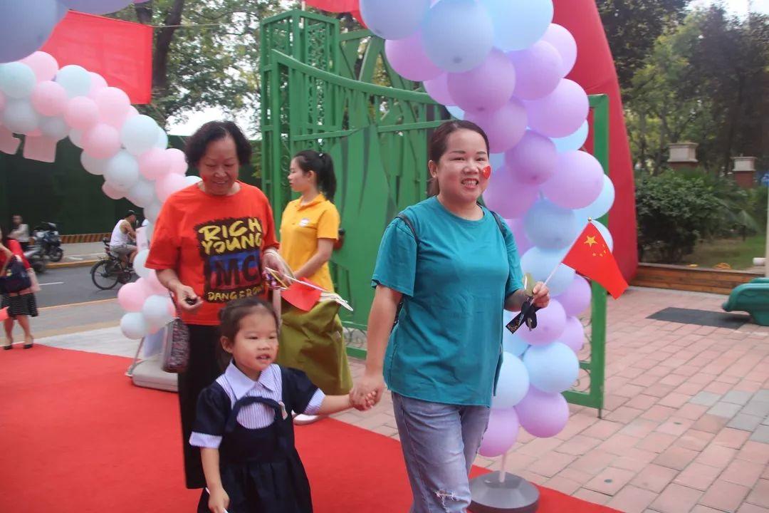 我和国旗同框，庆祖国70华诞——西斯达大树幼儿园隆重举行开学典礼
