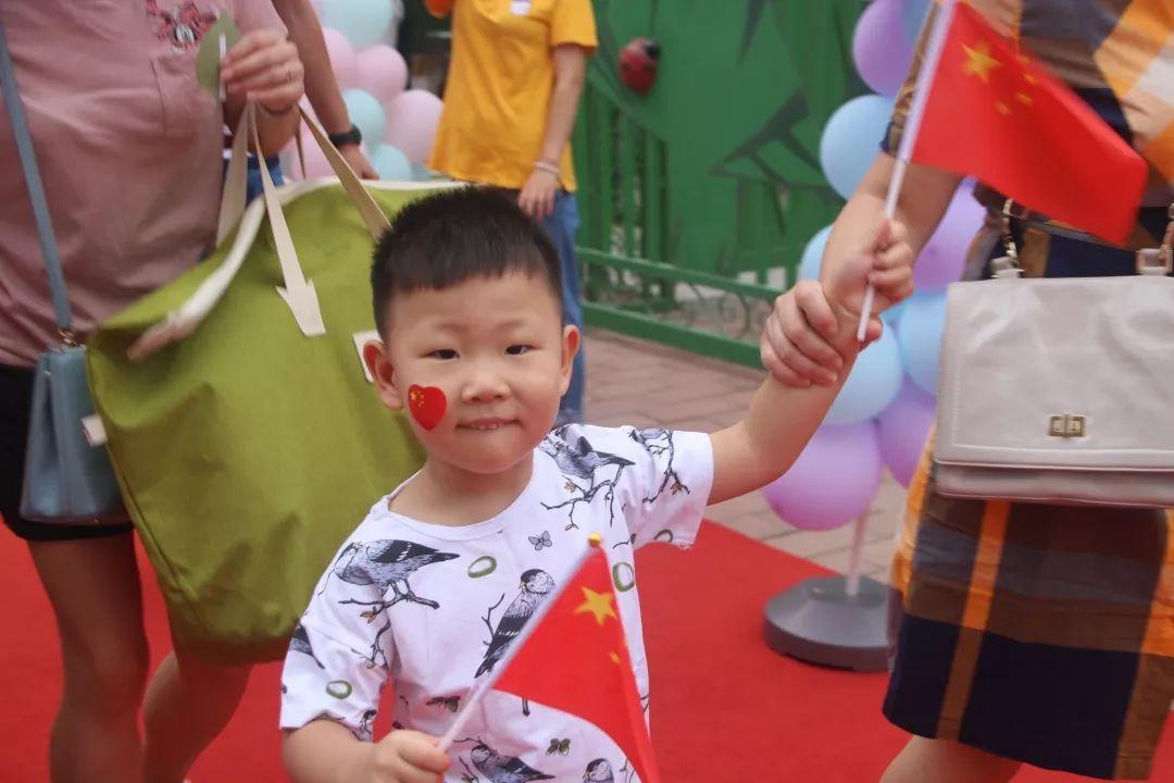 我和国旗同框，庆祖国70华诞——西斯达大树幼儿园隆重举行开学典礼