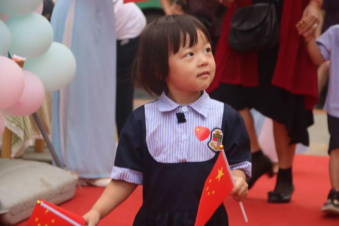 我和国旗同框，庆祖国70华诞——西斯达大树幼儿园隆重举行开学典礼