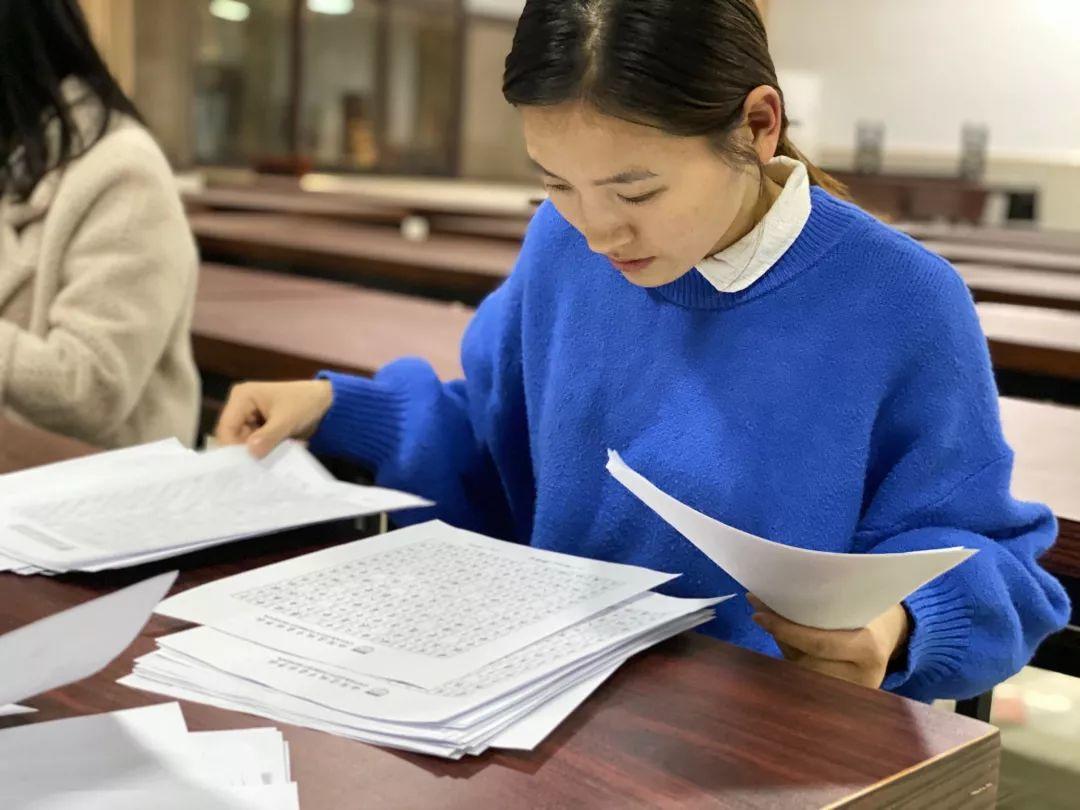 挥毫泼墨书风雅之韵 横平竖直立鸿鹄之志---西斯达城市森林学校初中部举行硬笔书法大赛 挥毫泼墨书风雅之韵 横平竖直立鸿鹄之志---西斯达城市森林学校初中部举行硬笔书法大赛