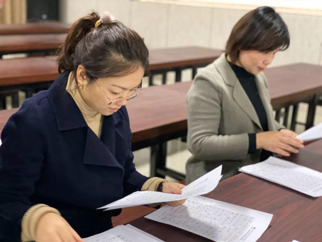 挥毫泼墨书风雅之韵 横平竖直立鸿鹄之志---西斯达城市森林学校初中部举行硬笔书法大赛 挥毫泼墨书风雅之韵 横平竖直立鸿鹄之志---西斯达城市森林学校初中部举行硬笔书法大赛