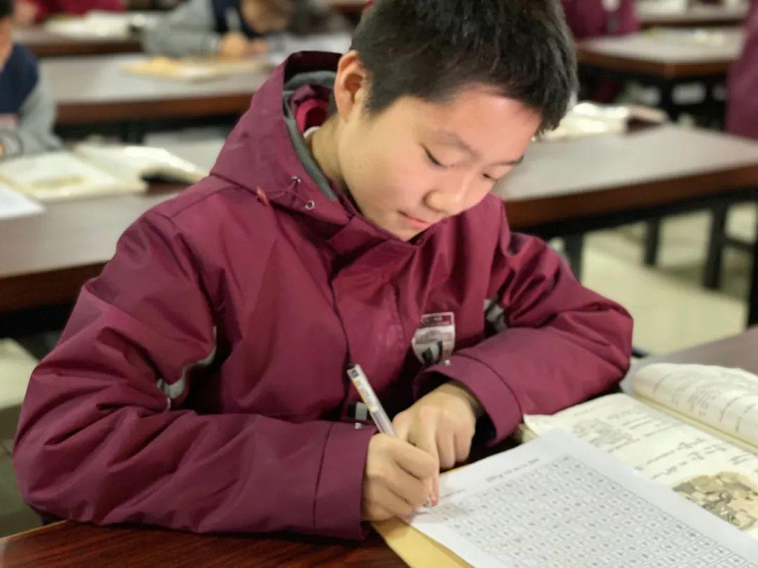 挥毫泼墨书风雅之韵 横平竖直立鸿鹄之志---西斯达城市森林学校初中部举行硬笔书法大赛 挥毫泼墨书风雅之韵 横平竖直立鸿鹄之志---西斯达城市森林学校初中部举行硬笔书法大赛