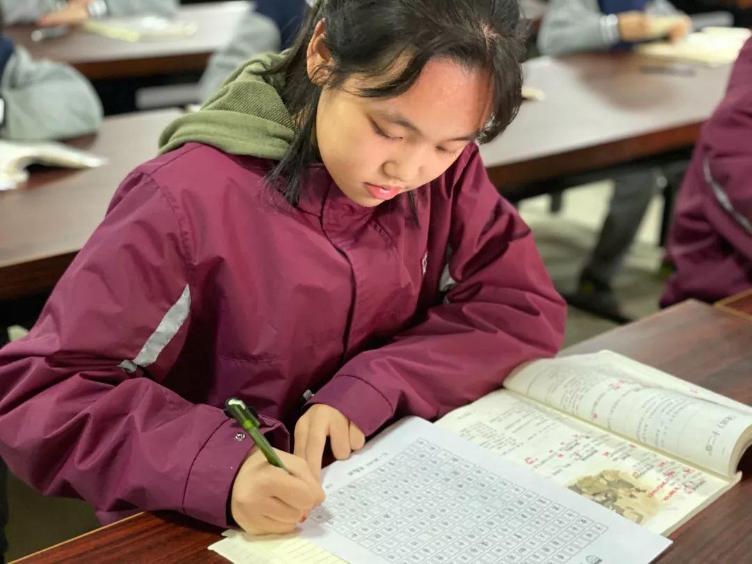 挥毫泼墨书风雅之韵 横平竖直立鸿鹄之志---西斯达城市森林学校初中部举行硬笔书法大赛 挥毫泼墨书风雅之韵 横平竖直立鸿鹄之志---西斯达城市森林学校初中部举行硬笔书法大赛