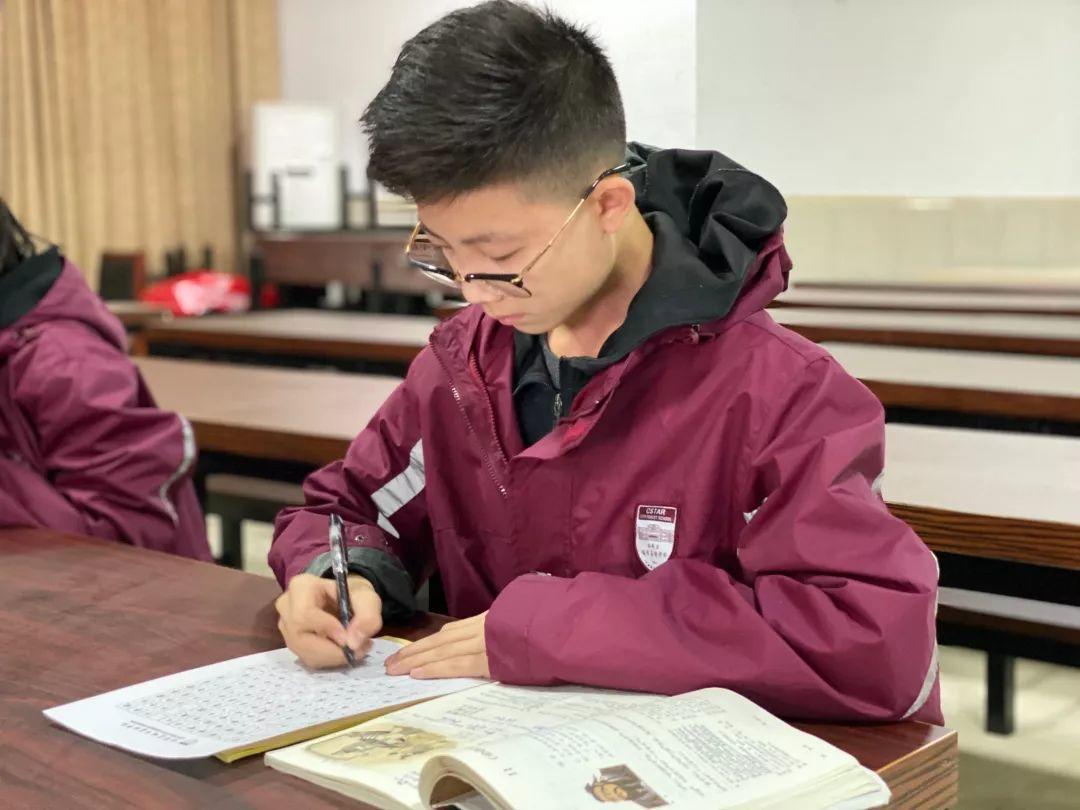 挥毫泼墨书风雅之韵 横平竖直立鸿鹄之志---西斯达城市森林学校初中部举行硬笔书法大赛 挥毫泼墨书风雅之韵 横平竖直立鸿鹄之志---西斯达城市森林学校初中部举行硬笔书法大赛
