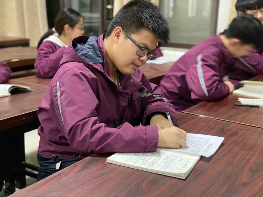 挥毫泼墨书风雅之韵 横平竖直立鸿鹄之志---西斯达城市森林学校初中部举行硬笔书法大赛 挥毫泼墨书风雅之韵 横平竖直立鸿鹄之志---西斯达城市森林学校初中部举行硬笔书法大赛