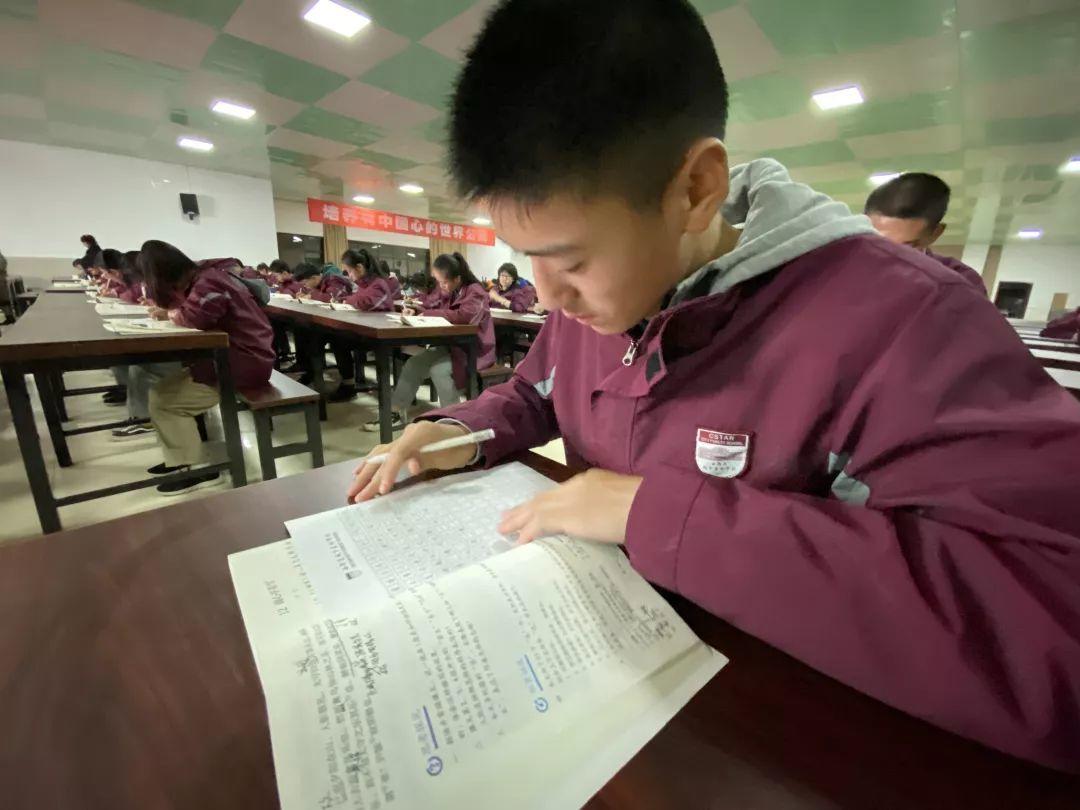 挥毫泼墨书风雅之韵 横平竖直立鸿鹄之志---西斯达城市森林学校初中部举行硬笔书法大赛 挥毫泼墨书风雅之韵 横平竖直立鸿鹄之志---西斯达城市森林学校初中部举行硬笔书法大赛