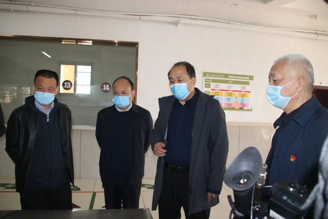 郑州市督导组莅临西斯达城市森林学校检查开学前校园疫情防控工作