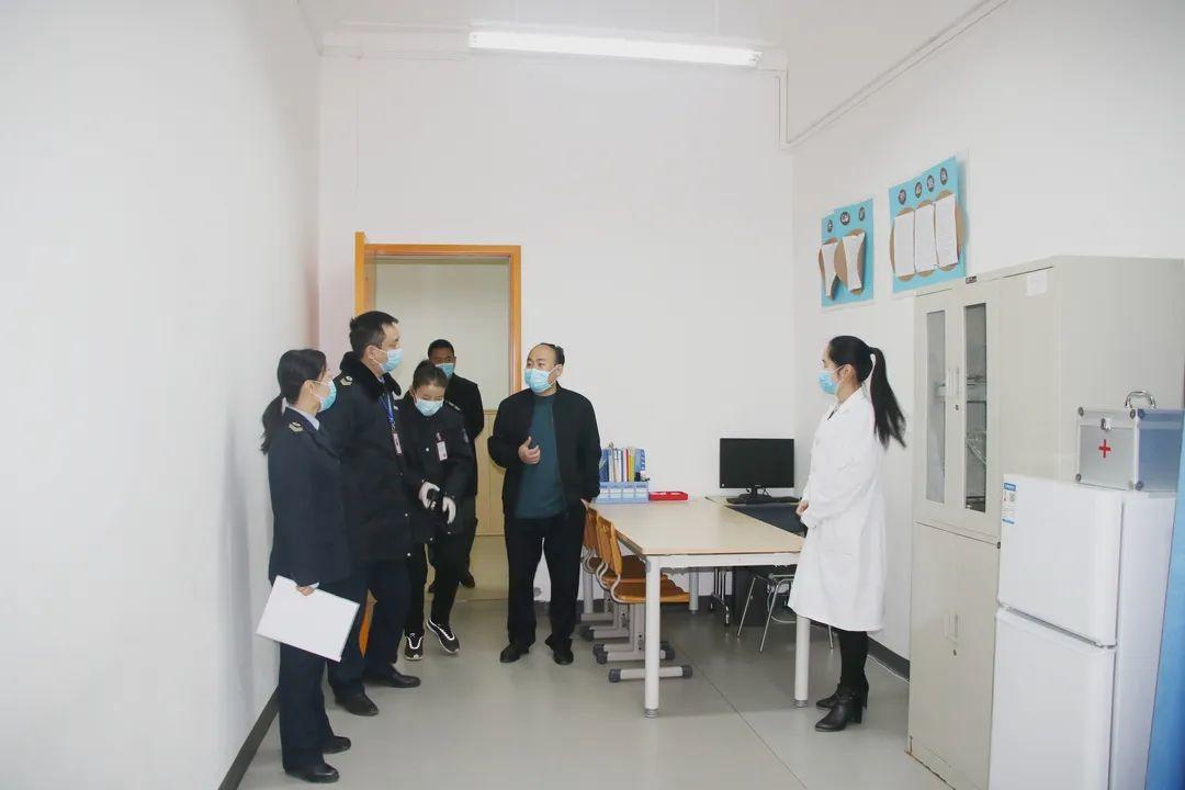 郑州市卫生监督所到西斯达城市森林学校检查新冠肺炎疫情防控工作